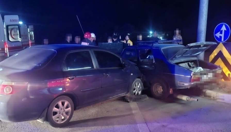 Gediz-Kütahya Karayolunda Trafik Kazası: 3 Yaralı
