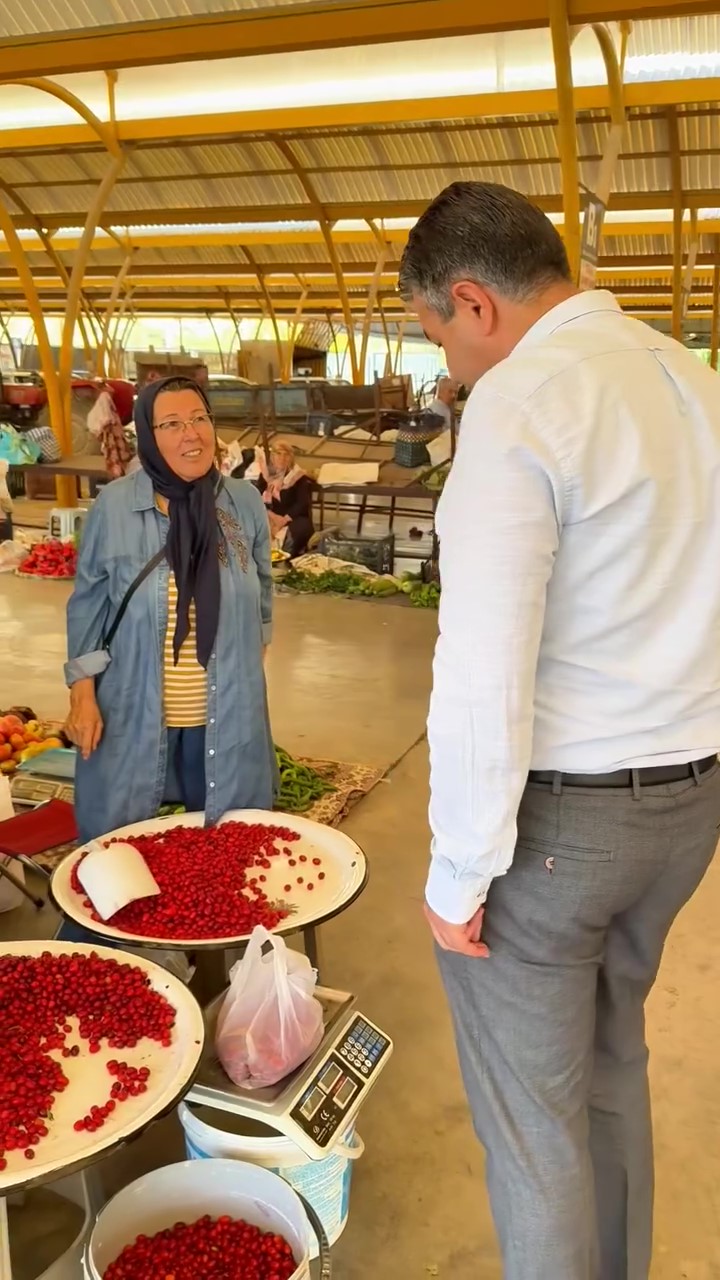 Başkan Necdet Akel İlçe Pazarda Esnaf ve Vatandaşlarla Bir Araya Geldi