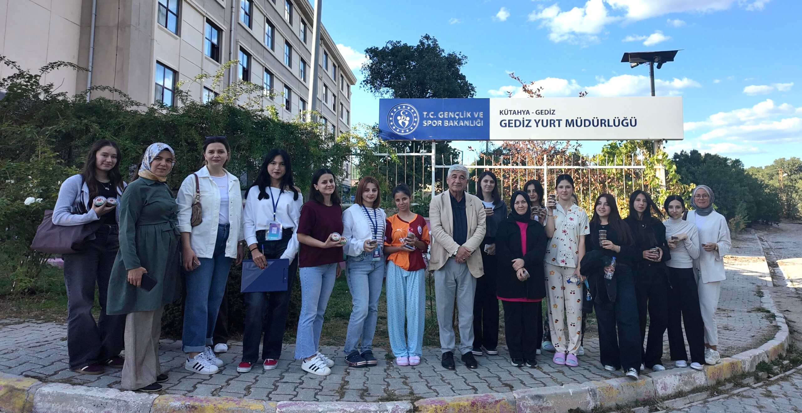 GEDİZ’DE ANLAMLI İŞ BİRLİĞİ:  DÜNYA HAYVANLARI KORUMA GÜNÜNDE SOKAK HAYVANLARI UNUTULMADI
