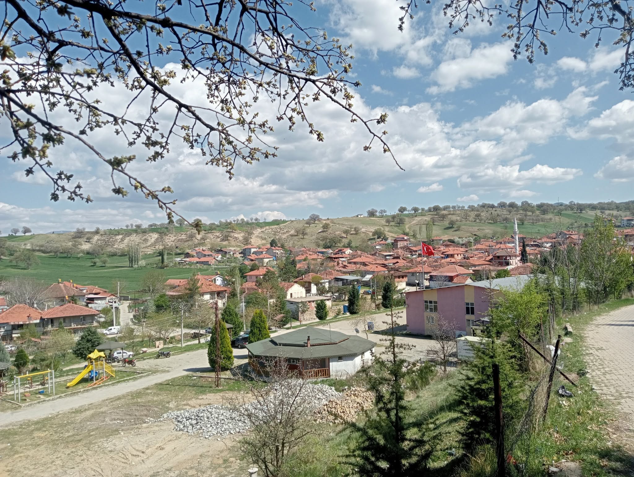 Gediz’de Akü Fabrikası Kapasite Artışına Mahkeme Engeli: Keşif ve Bilirkişi İncelemesi Yapılacak!